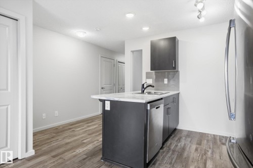 424 5515 7 Avenue, Edmonton, AB - Indoor Photo Showing Kitchen