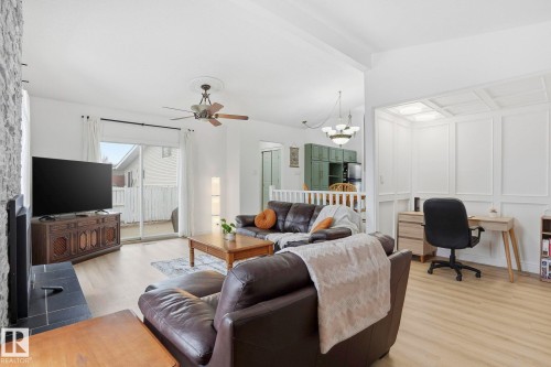 10703 31 Street, Edmonton, AB - Indoor Photo Showing Living Room