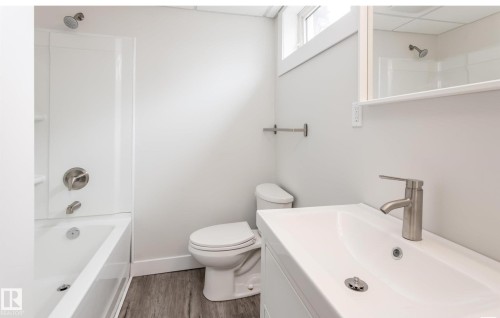 6511 95 Avenue, Edmonton, AB - Indoor Photo Showing Bathroom