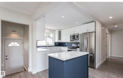6511 95 Avenue, Edmonton, AB - Indoor Photo Showing Kitchen
