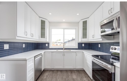 6511 95 Avenue, Edmonton, AB - Indoor Photo Showing Kitchen With Upgraded Kitchen