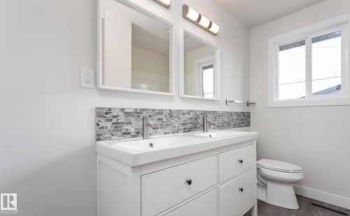 6511 95 Avenue, Edmonton, AB - Indoor Photo Showing Bathroom
