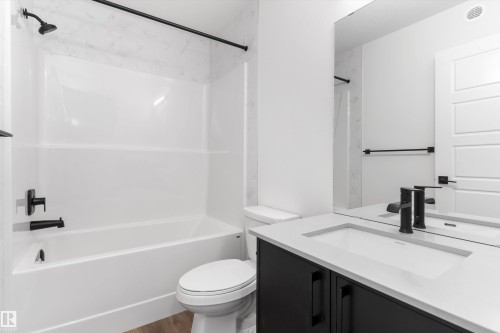 19312 29 Avenue, Edmonton, AB - Indoor Photo Showing Bathroom