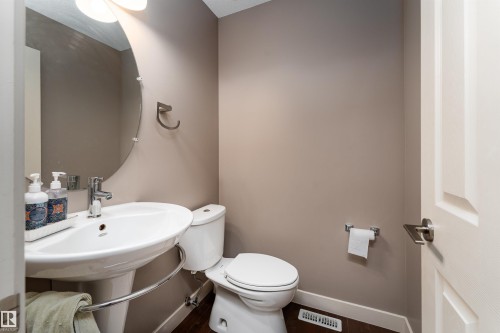 6811 19 Avenue, Edmonton, AB - Indoor Photo Showing Bathroom