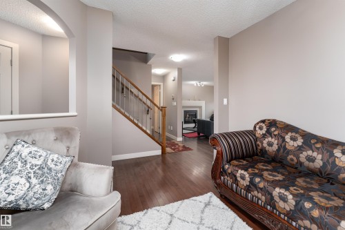 6811 19 Avenue, Edmonton, AB - Indoor Photo Showing Living Room