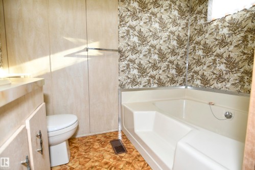 41 Willow Park Estates, Leduc, AB - Indoor Photo Showing Bathroom