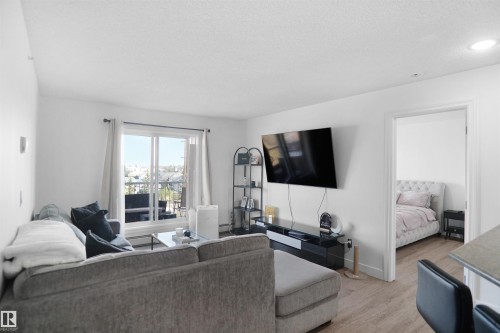 403 15211 139 Street, Edmonton, AB - Indoor Photo Showing Living Room