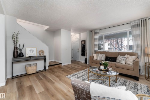 2909 139 Avenue, Edmonton, AB - Indoor Photo Showing Living Room