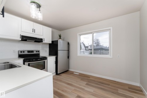 2909 139 Avenue, Edmonton, AB - Indoor Photo Showing Kitchen With Double Sink