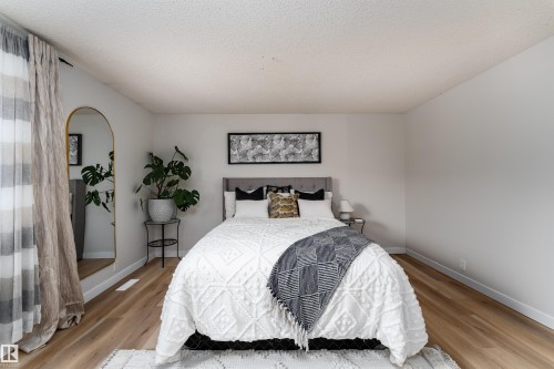 2909 139 Avenue, Edmonton, AB - Indoor Photo Showing Bedroom