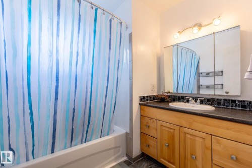19 Greenfield Estates, St. Albert, AB - Indoor Photo Showing Bathroom