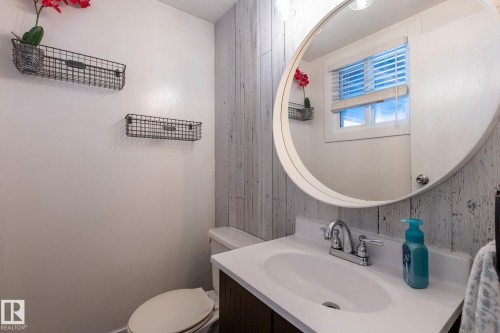 19 Greenfield Estates, St. Albert, AB - Indoor Photo Showing Bathroom