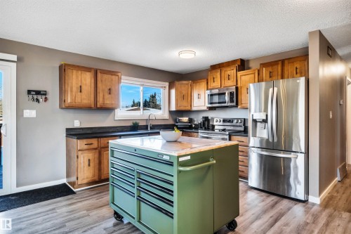 8612 33 Avenue Nw, Edmonton, AB - Indoor Photo Showing Kitchen