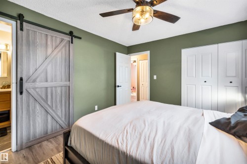 8612 33 Avenue Nw, Edmonton, AB - Indoor Photo Showing Bedroom
