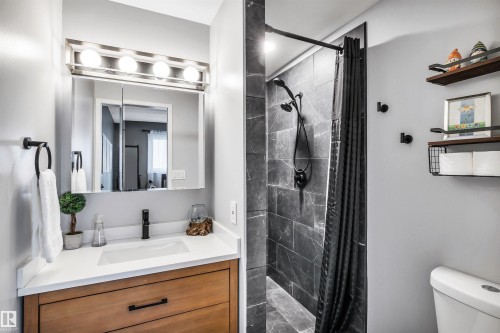 8612 33 Avenue Nw, Edmonton, AB - Indoor Photo Showing Bathroom