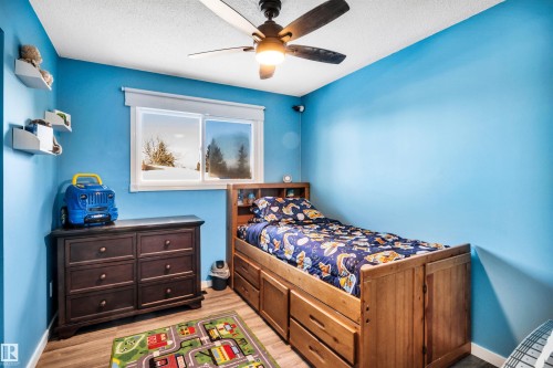 8612 33 Avenue Nw, Edmonton, AB - Indoor Photo Showing Bedroom