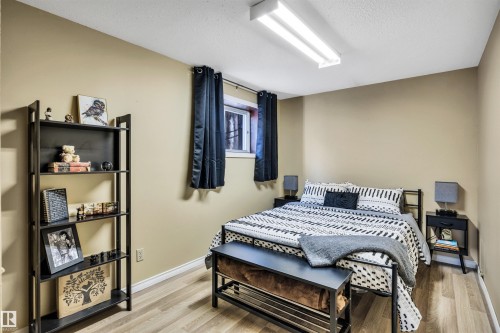 8612 33 Avenue Nw, Edmonton, AB - Indoor Photo Showing Bedroom