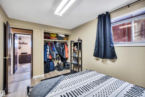 8612 33 Avenue Nw, Edmonton, AB - Indoor Photo Showing Bedroom