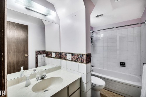 8612 33 Avenue Nw, Edmonton, AB - Indoor Photo Showing Bathroom