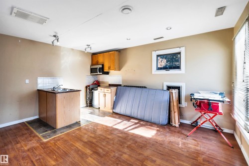 8612 33 Avenue Nw, Edmonton, AB - Indoor Photo Showing Other Room