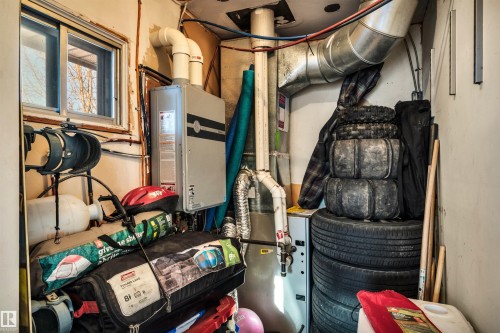 8612 33 Avenue Nw, Edmonton, AB - Indoor