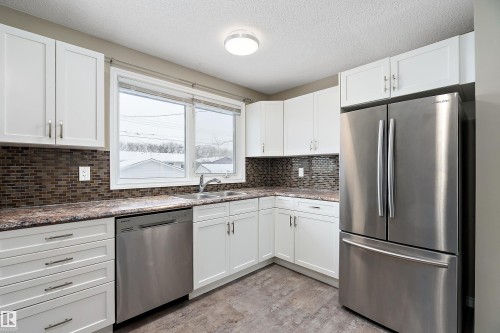 10 Wild Hay Drive, Devon, AB - Indoor Photo Showing Kitchen With Stainless Steel Kitchen With Double Sink