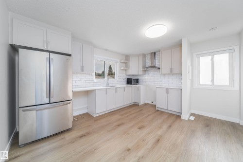7115 12 Avenue, Edmonton, AB - Indoor Photo Showing Kitchen