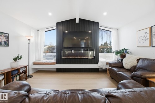 9208 68 Street, Edmonton, AB - Indoor Photo Showing Living Room
