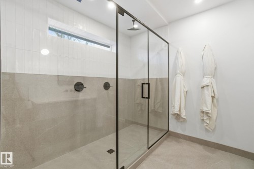 9208 68 Street, Edmonton, AB - Indoor Photo Showing Bathroom