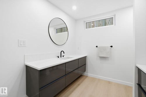 9208 68 Street, Edmonton, AB - Indoor Photo Showing Bathroom