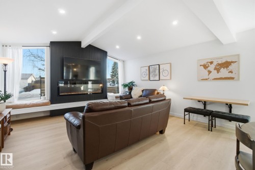 9208 68 Street, Edmonton, AB - Indoor Photo Showing Living Room
