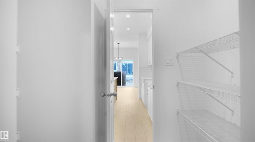 4715 Kinney Road, Edmonton, AB - Indoor