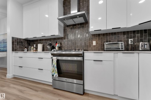 1632 Plum Circle, Edmonton, AB - Indoor Photo Showing Kitchen With Upgraded Kitchen