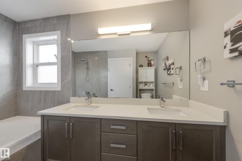 8729 Carson Way, Edmonton, AB - Indoor Photo Showing Bathroom