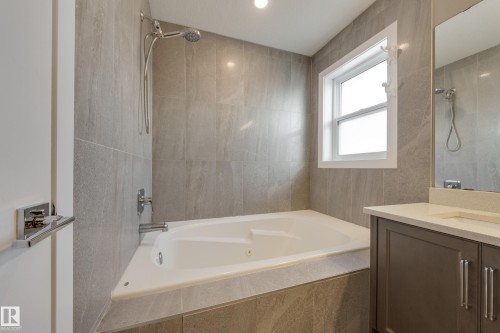 8729 Carson Way, Edmonton, AB - Indoor Photo Showing Bathroom