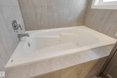 8729 Carson Way, Edmonton, AB - Indoor Photo Showing Bathroom