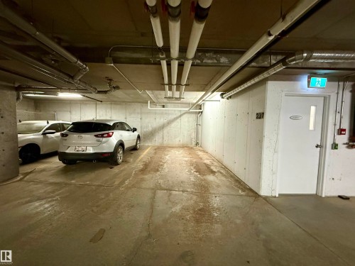 137 148 Ebbers Boulevard, Edmonton, AB - Indoor Photo Showing Garage