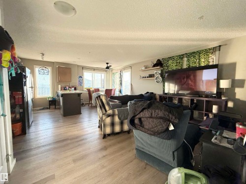 137 148 Ebbers Boulevard, Edmonton, AB - Indoor Photo Showing Living Room