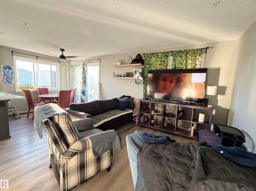 137 148 Ebbers Boulevard, Edmonton, AB - Indoor Photo Showing Living Room