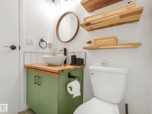 Bathroom featuring vanity and decorative backsplash - 61 9520 174 Street, Edmonton, AB - Indoor Photo Showing Bathroom