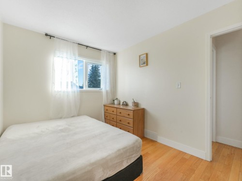 Bedroom featuring light wood-style flooring and baseboards - 61 9520 174 Street, Edmonton, AB - Indoor Photo Showing Bedroom