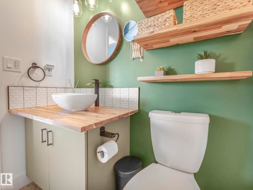Bathroom featuring vanity and decorative backsplash - 61 9520 174 Street, Edmonton, AB - Indoor Photo Showing Bathroom