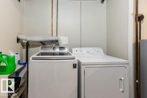 Laundry area featuring washing machine and clothes dryer and water heater - 4628 46 Ave, Evansburg, AB - Indoor Photo Showing Laundry Room