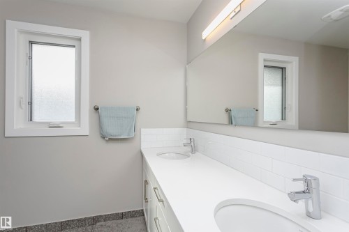 177 Wolf Willow Crescent, Edmonton, AB - Indoor Photo Showing Bathroom