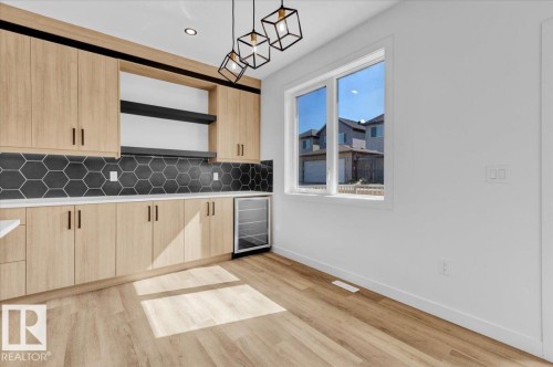 1119 Gyrfalcon Crescent, Edmonton, AB - Indoor Photo Showing Kitchen