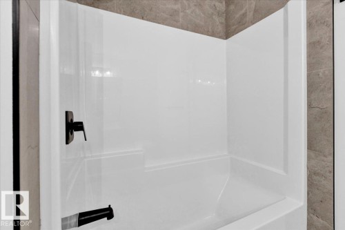 1119 Gyrfalcon Crescent, Edmonton, AB - Indoor Photo Showing Bathroom
