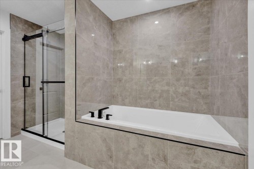 1119 Gyrfalcon Crescent, Edmonton, AB - Indoor Photo Showing Bathroom