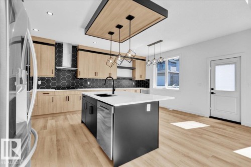 1119 Gyrfalcon Crescent, Edmonton, AB - Indoor Photo Showing Kitchen With Upgraded Kitchen