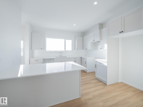 675 173 Avenue, Edmonton, AB - Indoor Photo Showing Kitchen