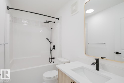 2208 Crossbill Link Nw, Edmonton, AB - Indoor Photo Showing Bathroom